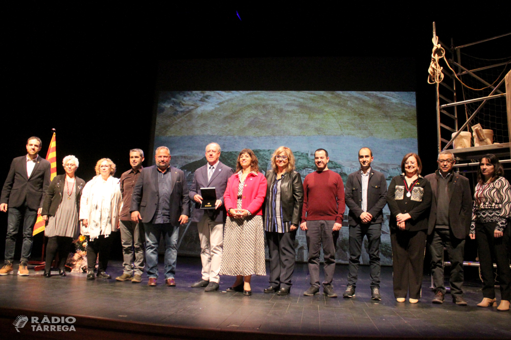 L'Ajuntament de Tàrrega lliura la Medalla d'Or, la màxima distinció del municipi, a l’artista Josep Minguell en reconeixement a la seva carrera artística