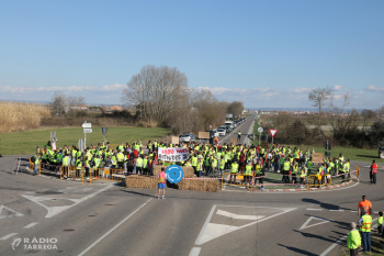 Unes 300 persones tallen intermitentment la C-53 a Castellserà per exigir la construcció de tres rotondes a la via