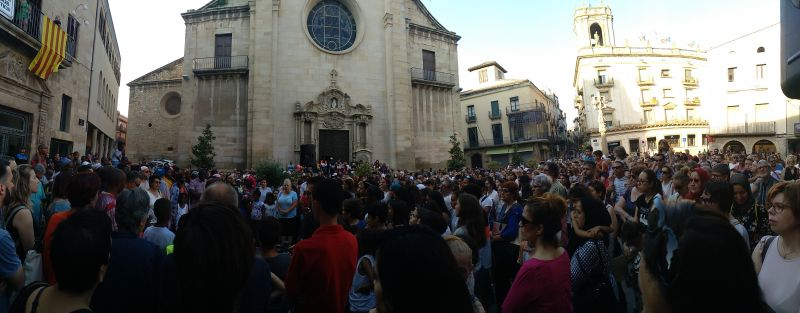 Centenars de targarins s'apleguen a la plaça Major per donar suport a la família del nen que va morir dissabte a les piscines municipals